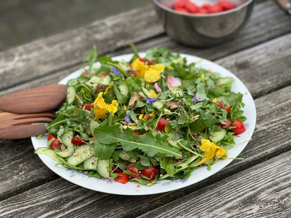 Je kunt een heerlijke salade bij elkaar wildplukken