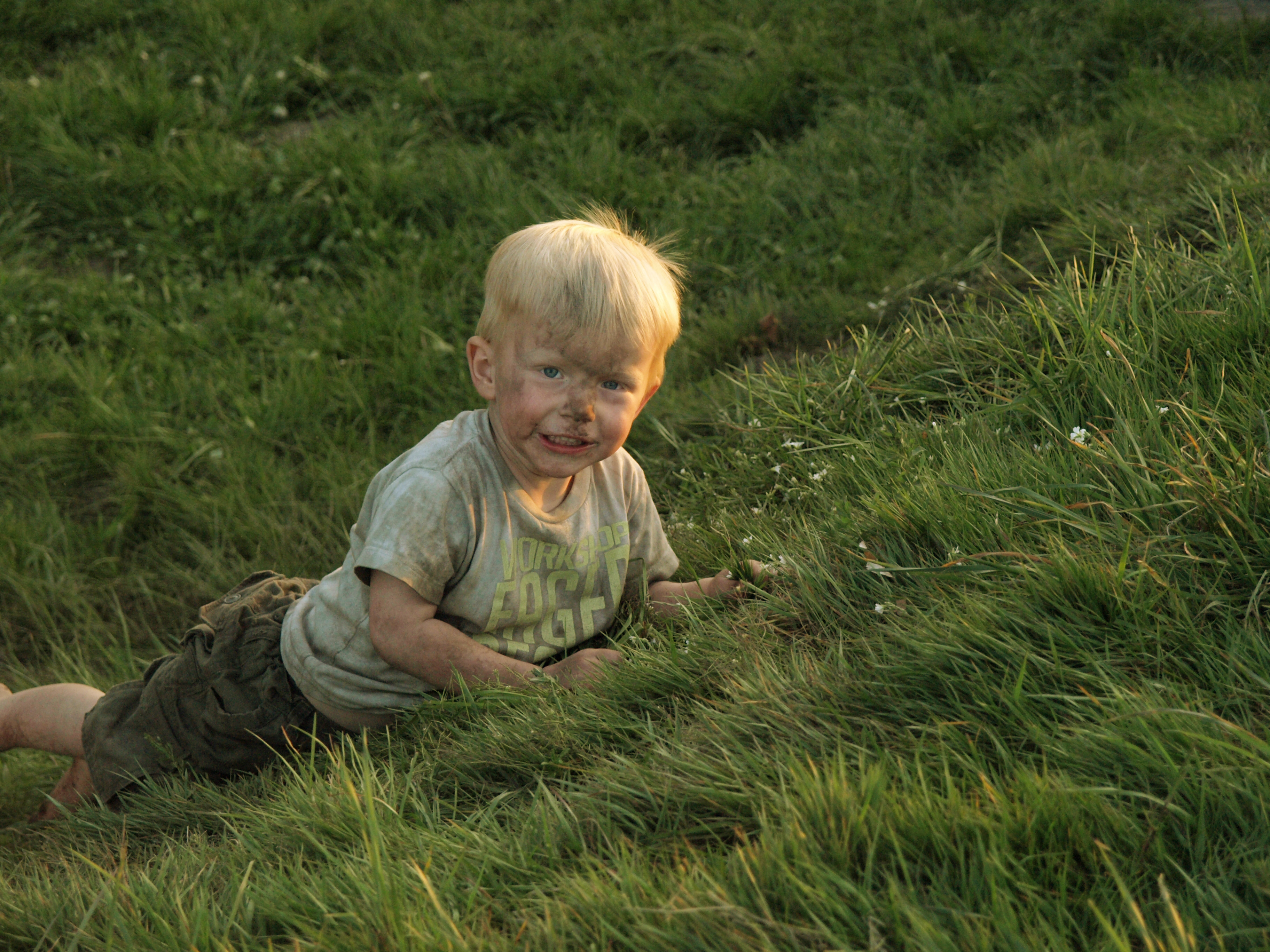 Kind in het gras